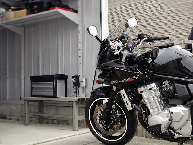 バイクを納めている車庫に設置しました